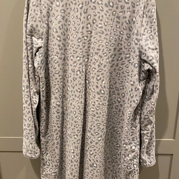 Cozy leopard print lounge wear. Very soft with pockets! - Picture 3 of 3